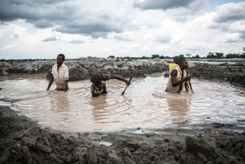Village de Muchanga, zone d’extraction minière illicite, Kolwezi, province du Katanga, RDC. Dans cette carrière, les creuseurs récupèrent les minerais d’autres sites d’extractions, drainés par la rivière. Ils travaillent toute la journée dans l’eau.