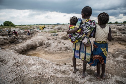 Village de Muchanga, zone d’extraction minière illicite, Kolwezi, province du Katanga, RDC. Les enfants ont pour habitude de toujours accompagner leurs mères sur les sites. Non scolarisés, ils sont aussi soumis à la radioactivité présente dans le sous-sol de la région (uranium), ce qui présente une dangerosité et un problème de santé publique importants.