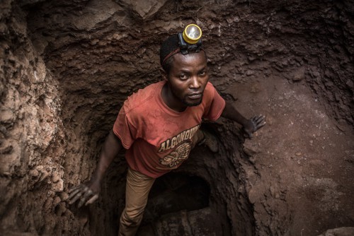 Zone d'exploitation minière de Mutochi, Kolwezi, province du Katanga, RDC. Ingénieur de formation, Teddy est creuseur d'or sur le site de Mutochi. Faute d'un travail décent, il creuse, sans botte, ni casque, pour survivre et nourrir sa famille.