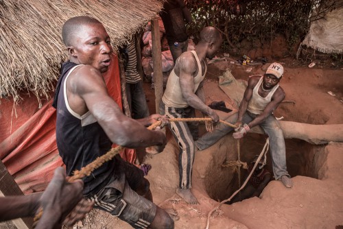 Equipe de creuseurs dans le quartier de Kasulo, Kolwezi, province du Katanga, RDC. Faute de site légal d’extraction qui leur soit attribué par l’Etat congolais, les creuseurs exploitent des parcelles résidentielles, dans un quartier de Kolwezi. Le sol de ce quartier est devenu un dangereux gruyère.