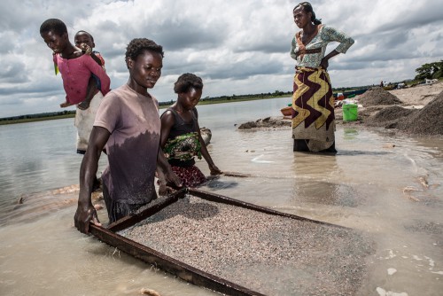 Village de Muchanga, zone d’extraction minière illicite, Kolwezi, province du Katanga, RDC. Une des tâches assignées aux femmes dans la carrière est de laver le minerais brut. Elles trient et tamisent toute la journée dans l’eau du fleuve.